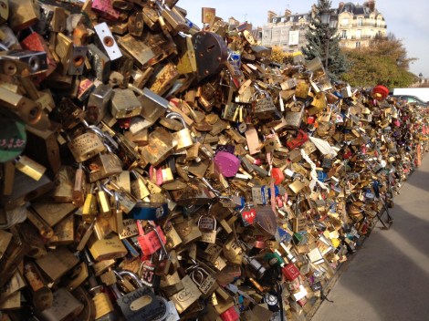 The mania takes hold on the Pont de l'Archevêché. Is there no end to the madness?