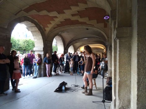 A singer on Place des Vosges ©Lisa Anselmo