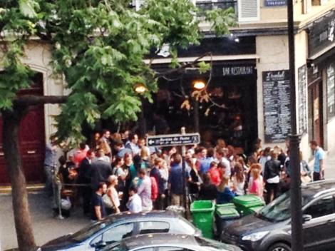 The bar across the street gathers a huge crowd, hopping with thumping music and boisterous drinkers until about 3AM. This was just at 9PM. ©Lisa Anselmo