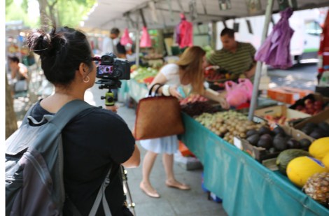 Vân Nguyen of Nomadic Frames filming me in a Paris street market. ©2015 Nomadic Frames